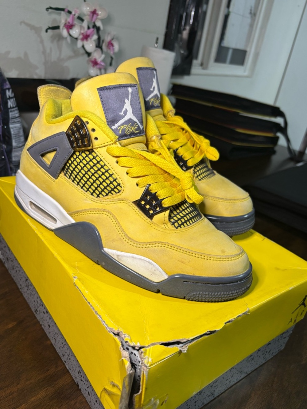 Yellow Jordan 4 lightning (2021)